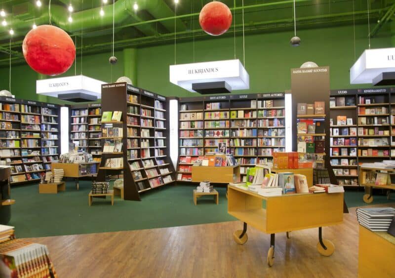 spacious-bookstore-interior-e1730726958292
