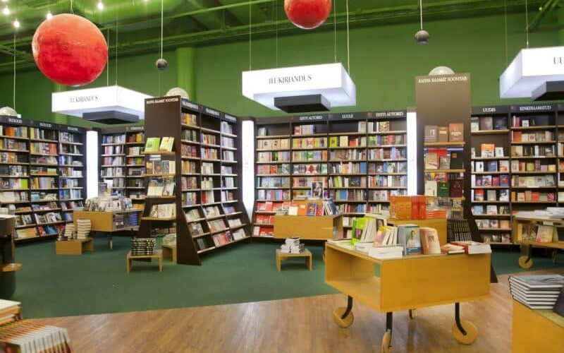 spacious-bookstore-interior-e1730726958292